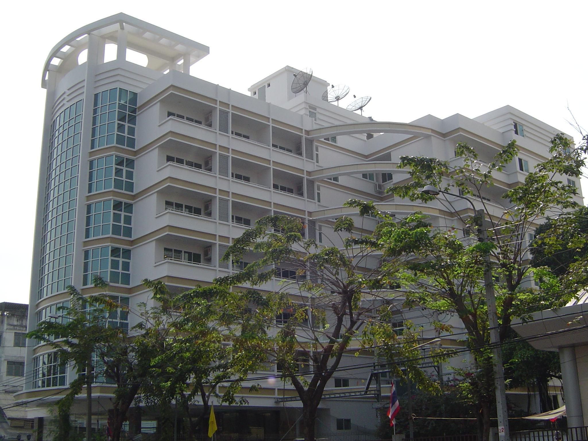 Miloft Sathorn Hotel - Sha Plus Certified Бангкок Экстерьер фото The new building of the university